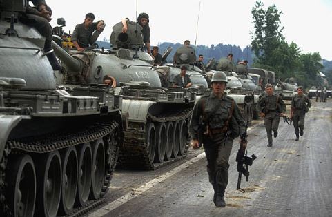 File:Constantio Federal troops and tanks circ1994.jpg