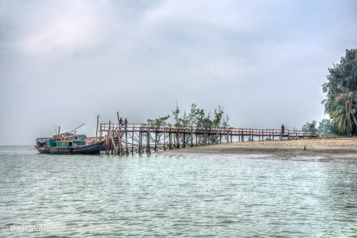 File:A pier at Ruhan's Bridge.jpg