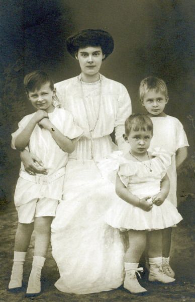 File:Grand Duchess Alisa and Children.jpg
