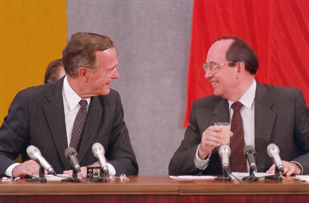 File:Meilke and Kamenev at the Harkullin Summit 1990.png