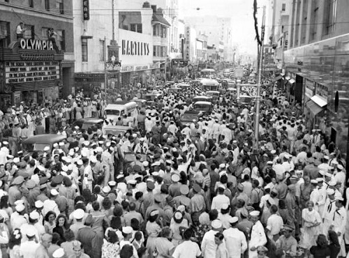 File:Crowds after the surrender, 1934.jpg