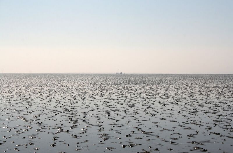 File:Maplin Sands - the Broomway.jpg