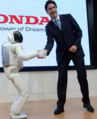 Moreau shakes hands with a robot at the CoTech2020 in Alanis, Pahl.