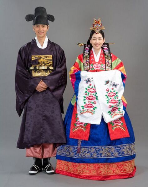 File:Chasunese couple in traditional dress.jpg