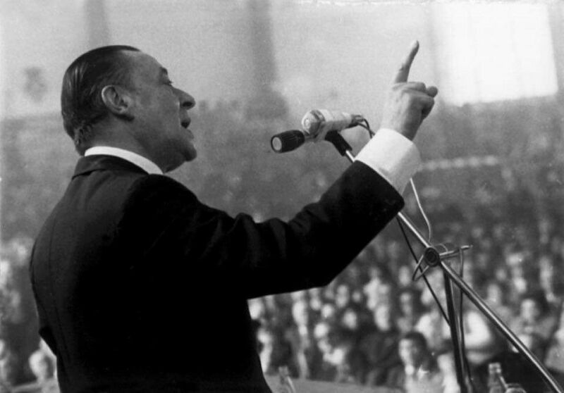 File:Nores delivers a speech.jpg