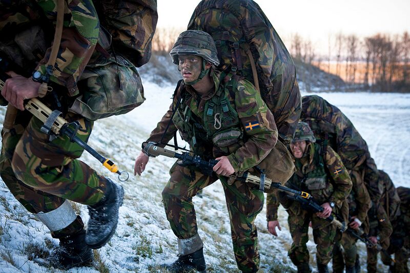 File:Lindian air mobile soldiers training in snow.jpg